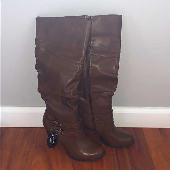 Heeled boots never worn - Picture 1 of 3